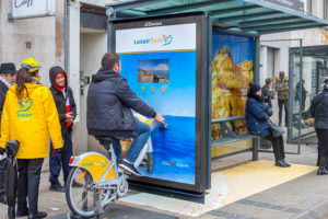 Départ immédiat pour le portugal… via un panneau jcdecaux