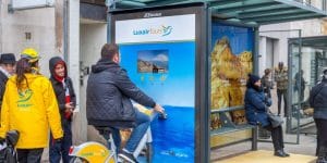 Départ immédiat pour le portugal… via un panneau jcdecaux