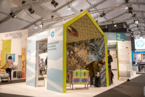 Des stands aérés, lumineux, des ateliers, des formats courts, un espace café en libre accès, un chargé des réseaux sociaux itinérant…