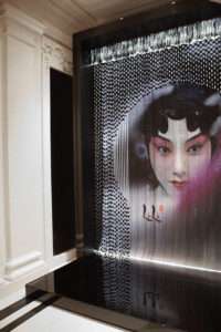 portrait géant reproduit sur voile lumineux