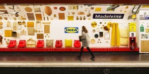 Ikea a entièrement redécoré la station de métro Madeleine avec ses propres produits.
